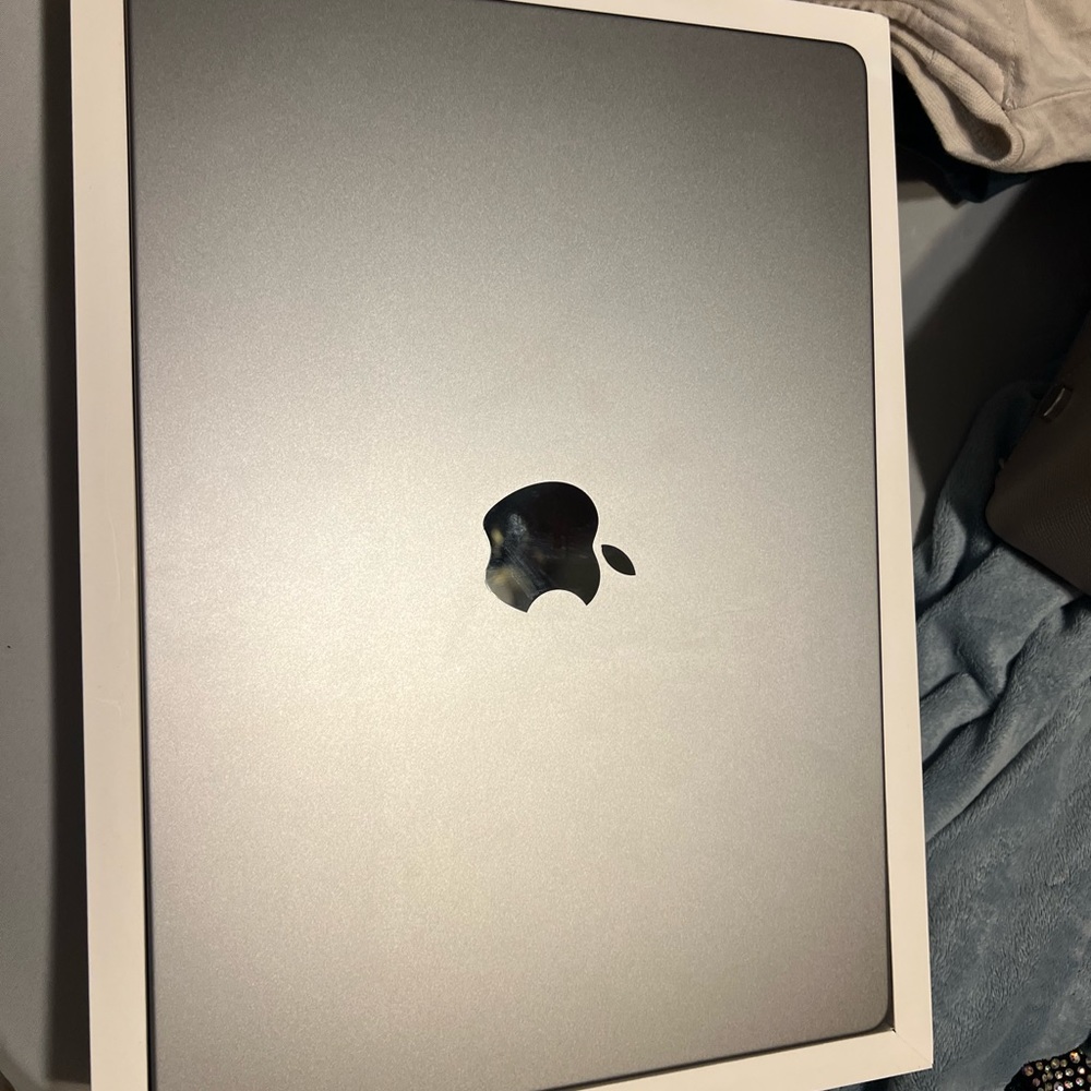 14-inch, Apple M1 Pro chip with 8‑core CPU and 14‑core GPU, 16GB RAM, 512GB SSD